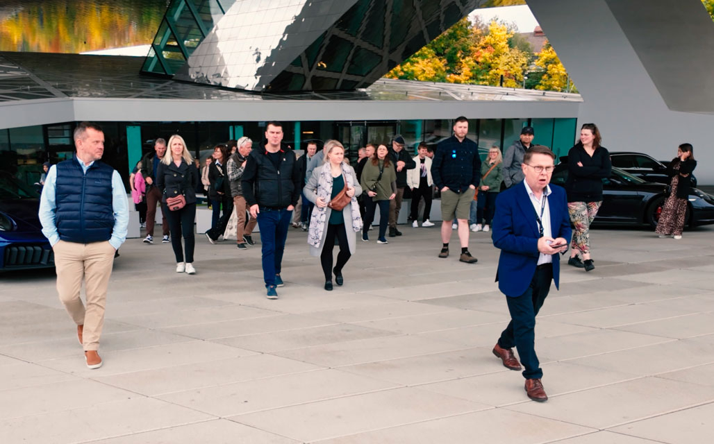 Hópurinn fyrir framan Porsche Museum