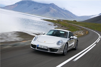 Porsche 911 ekið í Hvalfirðinum.