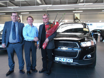 Jónas Guðmundsson frá Búðardal tók við 500. Chevrolet bíl ársins, Captiva LTZ. Með honum á myndinni eru Sigurvin Jón Kristjánsson sölumaður nýrra bíla hjá Bílabúð Benna og Benedikt Eyjólfssson forstjóri.  